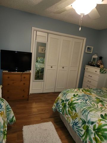 101 Country Lane, Boynton Beach, FL 33435