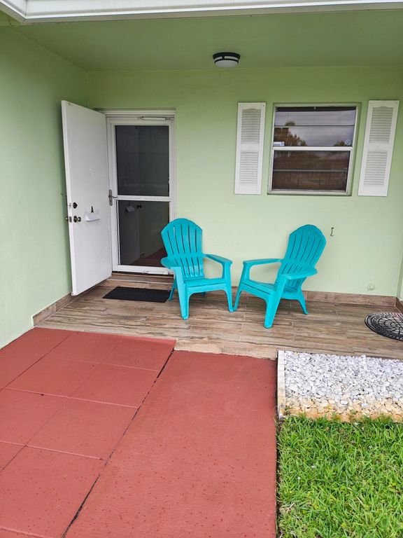101 Country Lane, Boynton Beach, FL 33435