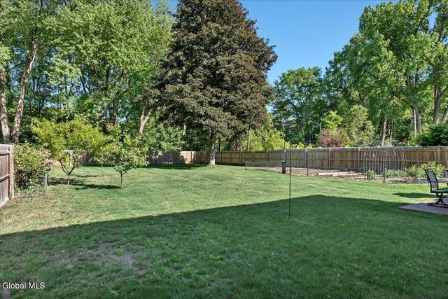 3025 Evelyn Drive, Guilderland, NY 12303