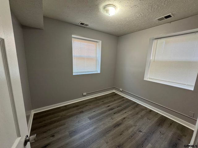 649 S 19th Avenue, Omaha, NE 68102