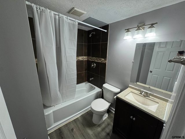 649 S 19th Avenue, Omaha, NE 68102