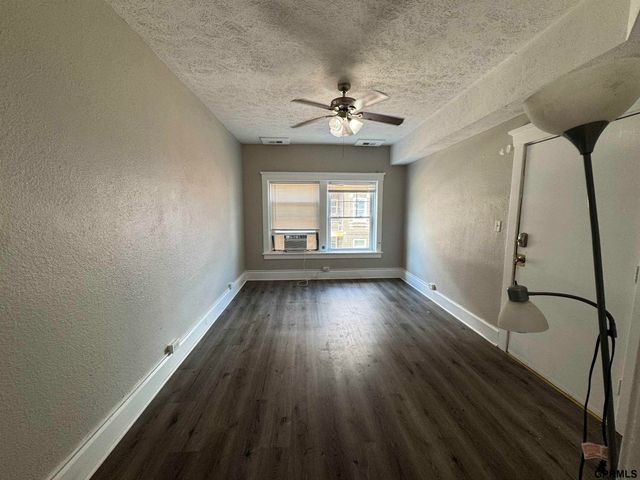 649 S 19th Avenue, Omaha, NE 68102