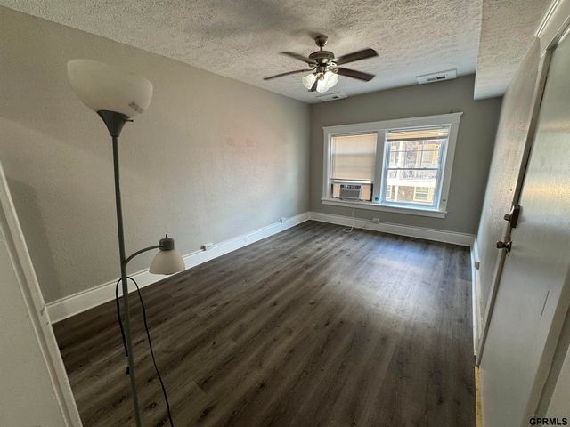 649 S 19th Avenue, Omaha, NE 68102