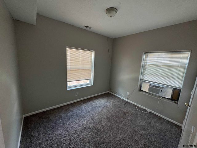 649 S 19th Avenue, Omaha, NE 68102