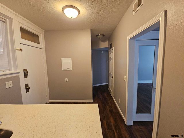 649 S 19th Avenue, Omaha, NE 68102