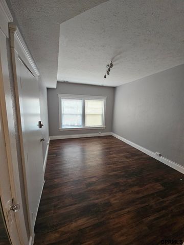 649 S 19th Avenue, Omaha, NE 68102