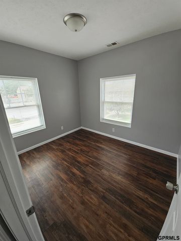 649 S 19th Avenue, Omaha, NE 68102