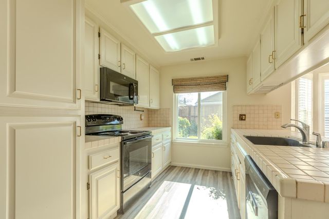 2344 W Tokay St, Lodi, CA 95242