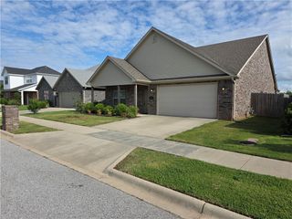 6159 W Limerick Way, Fayetteville, AR 72704