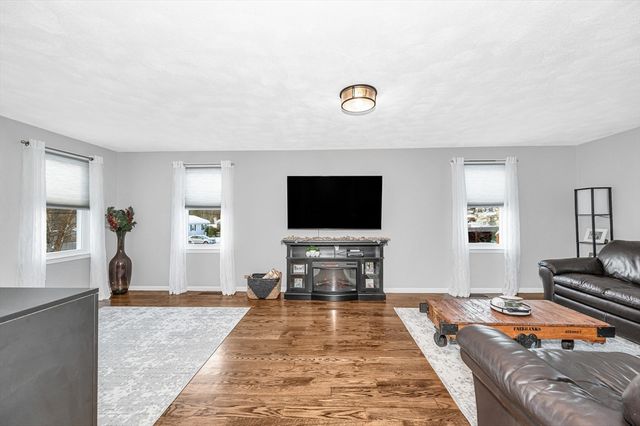 225 Long Pond Dr, Dracut, MA 01826