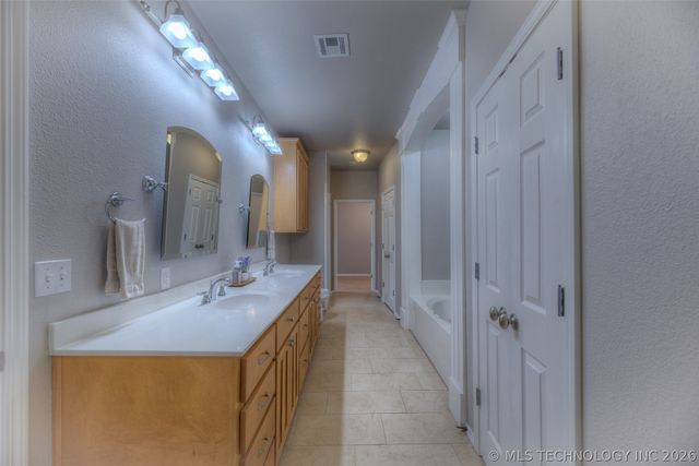 221 Waterford Street, Catoosa, OK 74015
