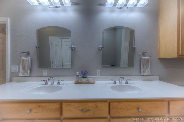 221 Waterford Street, Catoosa, OK 74015