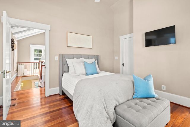 132 S GARFIELD ST, Arlington, VA 22204