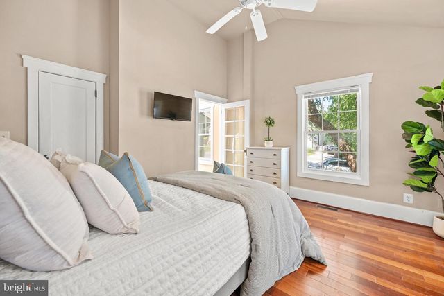 132 S GARFIELD ST, Arlington, VA 22204