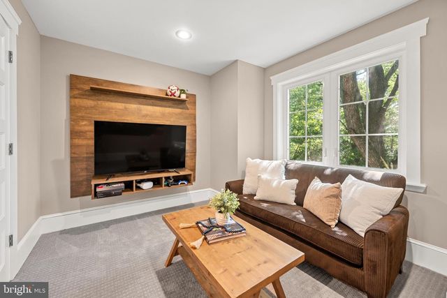 132 S GARFIELD ST, Arlington, VA 22204