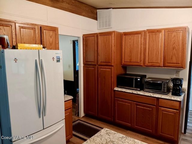 638 Pinewood Ln, Cocolalla, ID 83813