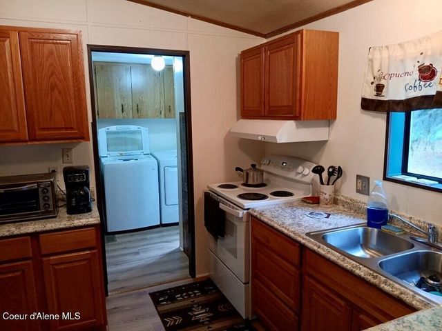 638 Pinewood Ln, Cocolalla, ID 83813