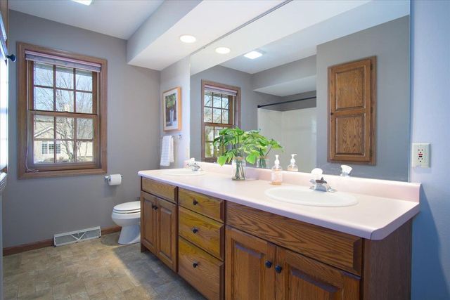 498 N Arthur Circle, Verona, WI 53593