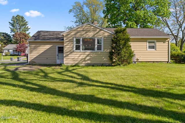 14 Marie Parkway, Colonie, NY 12211