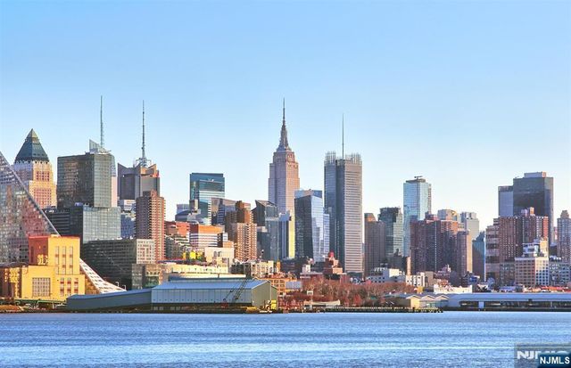 392 Kingston Court, West New York, NJ 07093