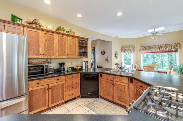 14 Fieldstone Drive, Hooksett, NH 03106