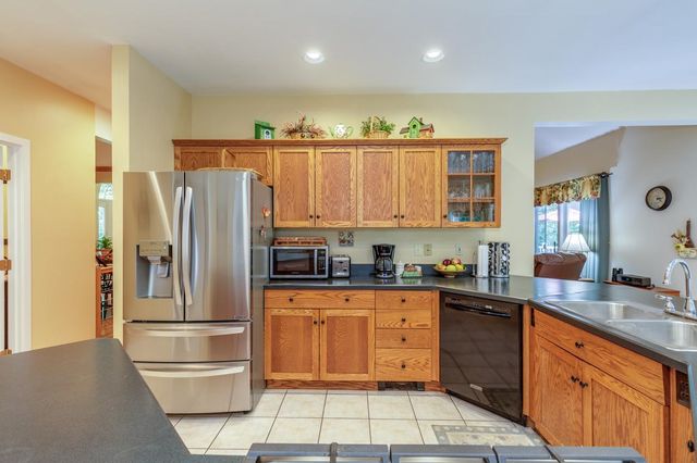 14 Fieldstone Drive, Hooksett, NH 03106