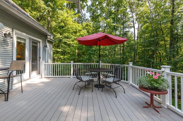 14 Fieldstone Drive, Hooksett, NH 03106