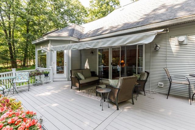 14 Fieldstone Drive, Hooksett, NH 03106