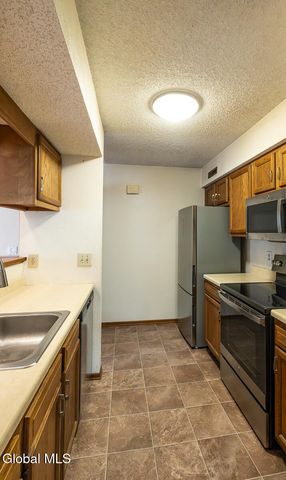 208 Yorktown Drive, Halfmoon, NY 12065