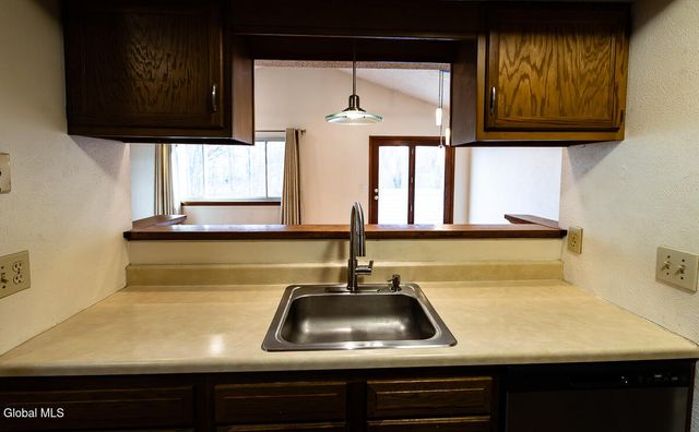 208 Yorktown Drive, Halfmoon, NY 12065