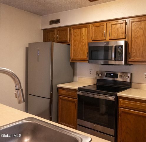 208 Yorktown Drive, Halfmoon, NY 12065