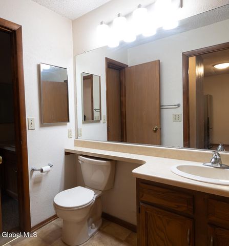 208 Yorktown Drive, Halfmoon, NY 12065