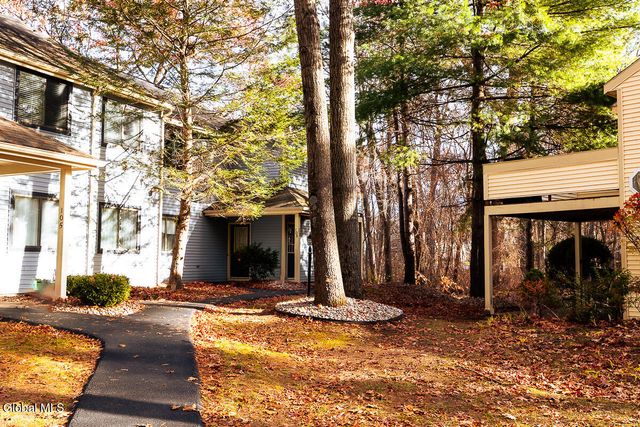 208 Yorktown Drive, Halfmoon, NY 12065