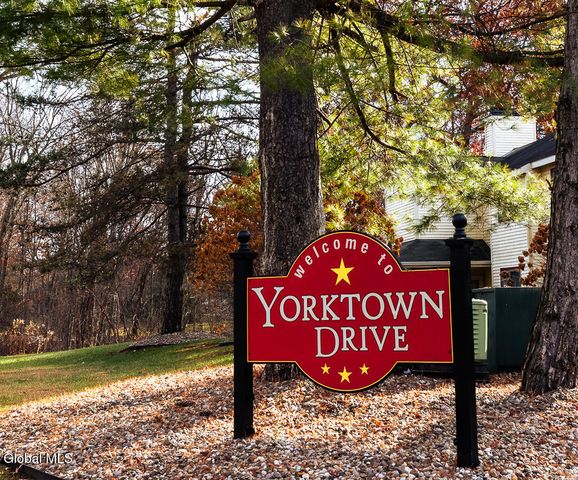 208 Yorktown Drive, Halfmoon, NY 12065