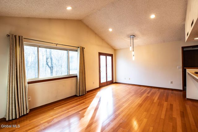 208 Yorktown Drive, Halfmoon, NY 12065