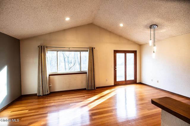 208 Yorktown Drive, Halfmoon, NY 12065