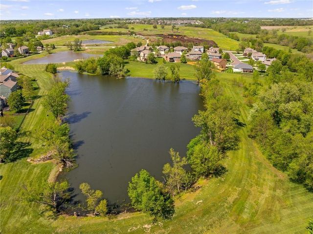 20727 Emerald Street, Spring Hill, KS 66083