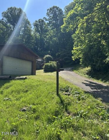 8126 South River Road, Pound, VA 24279