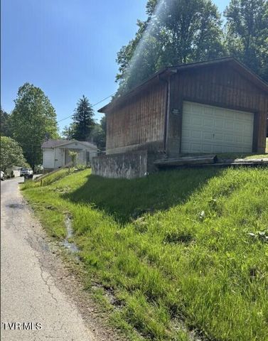 8126 South River Road, Pound, VA 24279