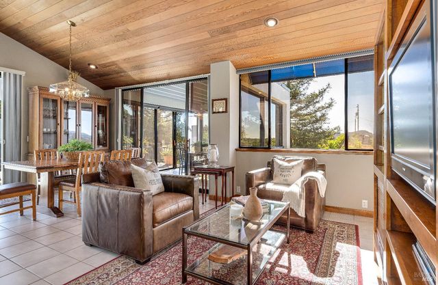 1095 Hardman Ave, Napa, CA 94558