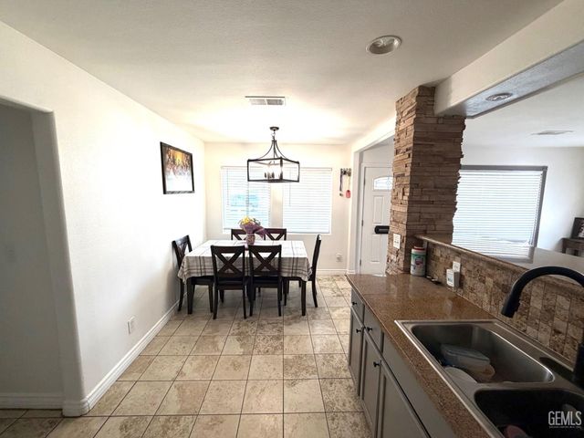 541 Stephens Drive, Bakersfield, CA 93304