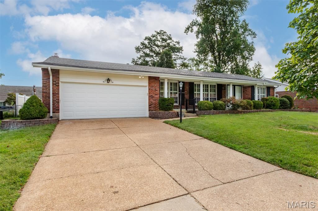 4126 Concord Oaks Drive, St Louis, MO 63128