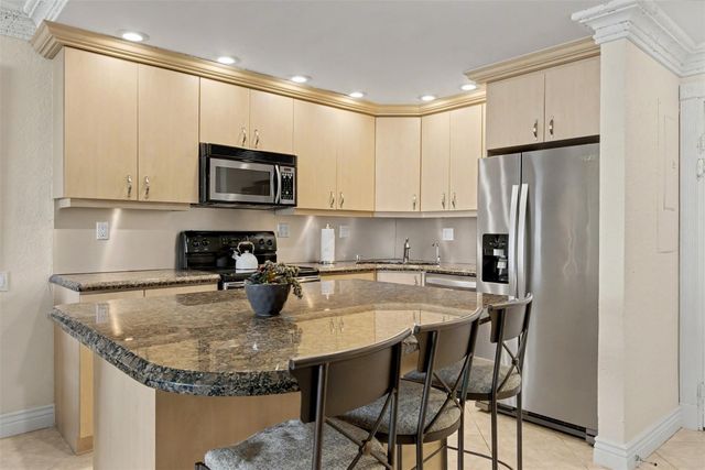 336 N Birch Road 16B, Fort Lauderdale, FL 33304