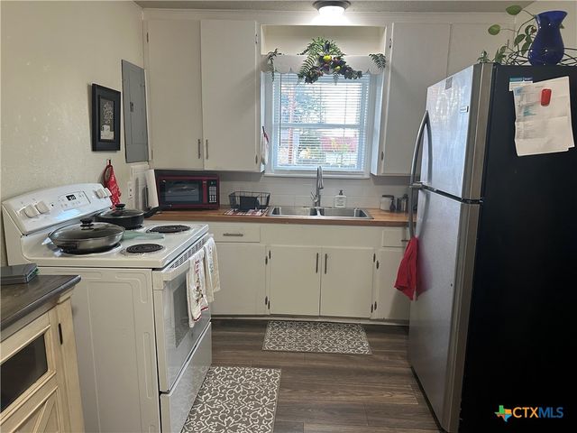 3081 S Stockdale Hwy. Street, Seguin, TX 78155