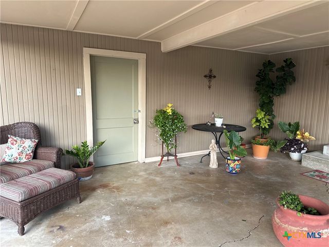 3081 S Stockdale Hwy. Street, Seguin, TX 78155