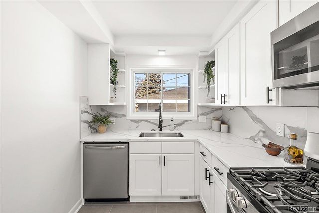 22617 Raymond Court, St. Clair Shores, MI 48082