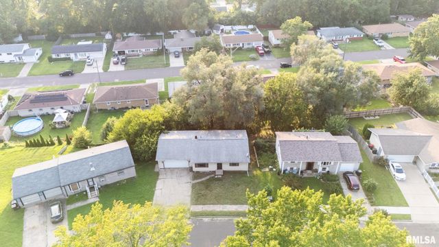 205 PARKWAY Lane, Pekin, IL 61554