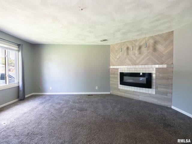 205 PARKWAY Lane, Pekin, IL 61554