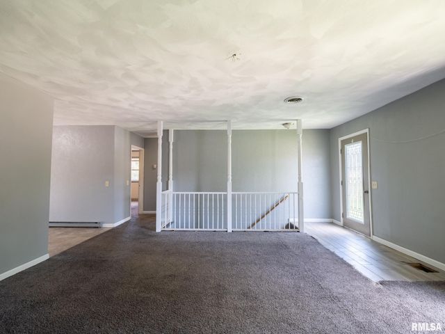 205 PARKWAY Lane, Pekin, IL 61554