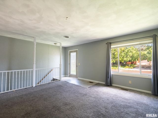 205 PARKWAY Lane, Pekin, IL 61554